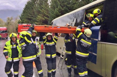 Schwerer Verkehrsunfall mit Linienbus und LKW