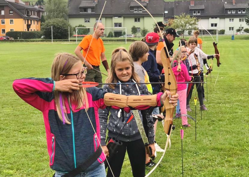 Das Bogenschießen ist bei den Kindern besonders beliebt.