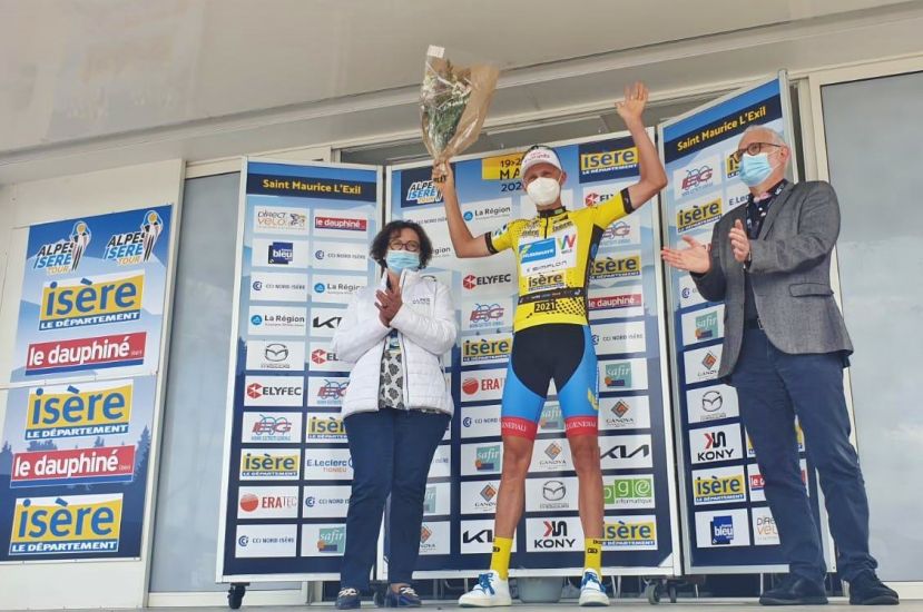 Moran Vermeulen im Gelben Trikot der Alpes Isere Tour.