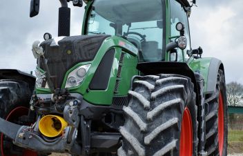 Motorrad prallte gegen Traktor