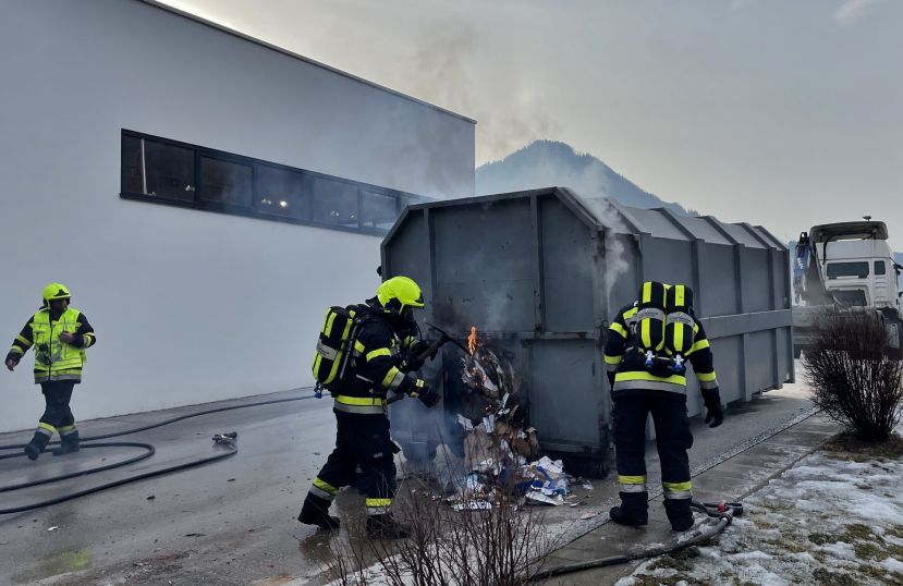 Rauch und Flammen bei einem Lager