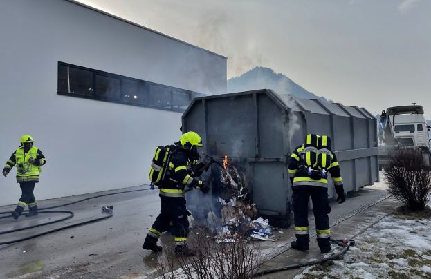 Rauch und Flammen bei einem Lager