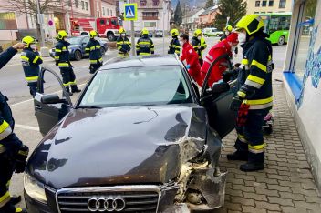 PKW gegen Geschäfts-Hausmauer
