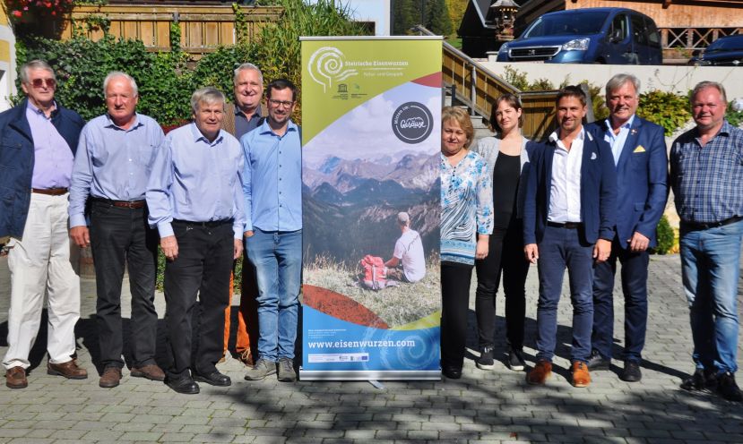 Die Teilnehmer der Österr. Geoparkkonferenz (von links nach rechts): Dr. Werner Piller (Nationalkomitee), Josef Gantschnigg (Erz der Alpen), Dr. Heinz Kollmann (Steirische Eisenwurzen), Herwig Pichler (Erz der Alpen), UNESCO Generalsekretärin Mag. Patrizia Jankovic, Carina Tiefenbacher, BA (UNESCO), Mag. Gerald Hartmann (Karawanken), Gerhard Visotschnig (Karawanken) und Mag. Dr. Horst Ibetsberger (Erz der Alpen)