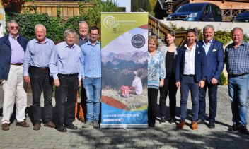 Die Teilnehmer der Österr. Geoparkkonferenz (von links nach rechts): Dr. Werner Piller (Nationalkomitee), Josef Gantschnigg (Erz der Alpen), Dr. Heinz Kollmann (Steirische Eisenwurzen), Herwig Pichler (Erz der Alpen), UNESCO Generalsekretärin Mag. Patrizia Jankovic, Carina Tiefenbacher, BA (UNESCO), Mag. Gerald Hartmann (Karawanken), Gerhard Visotschnig (Karawanken) und Mag. Dr. Horst Ibetsberger (Erz der Alpen)