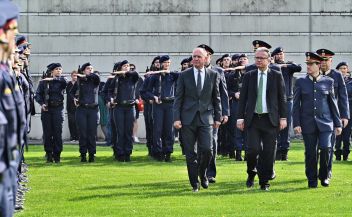Innenminister, Landeshauptmann und Landespolizeidirektor beim „Abschreiten der Front“