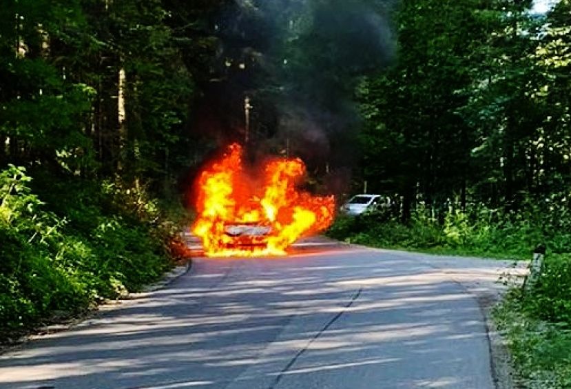 Fahrzeug stand in Vollbrand