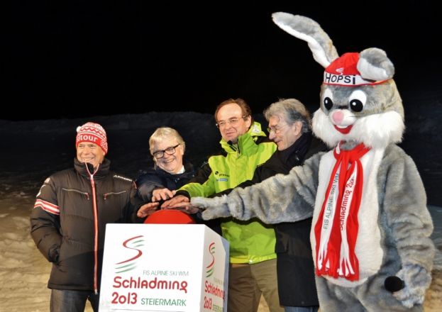 vl.n.r.: ÖSV Präsident Prof. Peter Schröcksnadel, Dr. Wolfgang Eder, Vorstandsvorsitzender der voestalpine AG, Georg Bliem, Geschäftsführer Planai, ÖSV Generalsekretär Dr. Klaus Leistner, Hopsi