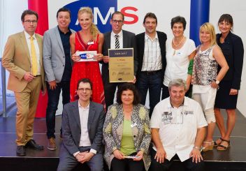 stehend von links: AMS Vorstand Dr. Johannes Kopf, Betriebsrat Anton Wallner, Stv. Leiterin AMS Liezen Brigitte Wasmer, Leiter AMS Liezen Helge Röder, MitarbeiterInnen AMS Liezen Rudi Petersmann, Karin Daum und Barbara Gruber sowie die Gleichbehandlungsbeauftragte des AMS Stmk Dipl. Päd. Gabriele Legat sitzend: Vorsitzender des Verwaltungsrates AMS Österreich SC Mag. Roland Sauer, Stv. Landesgeschäftsführerin AMS Stmk Mag.a Christina Lind und AMS Vorstand Dr. Herbert Buchinger