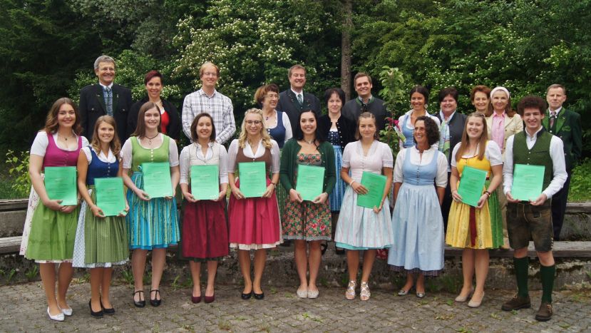 Die AbsolventInnen mit dem stolzen Lehrerteam und Klassenvorstand Jutta Bergmair (1.Reihe, 3. von re.)