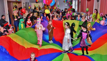 Närrische Kinder stürmen das Volkshaus