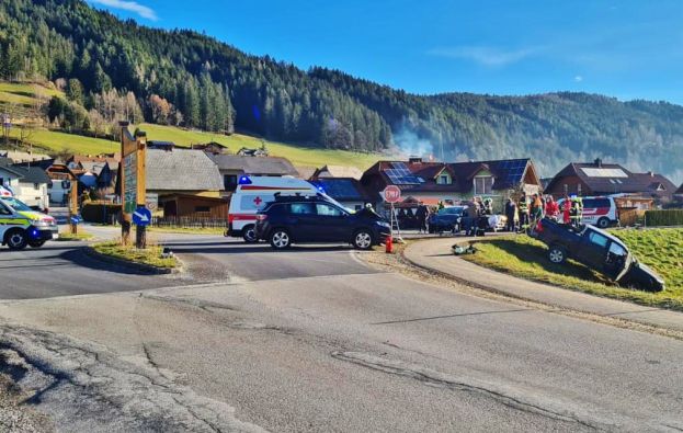 Schwerer Verkehrsunfall im Kreuzungsbereich