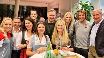 Viel Prominenz beim Festakt: v.l.n.r.: ÖSV-Läuferin Tamara Tippler, QTA-Sprecher Thomas Bösl, Reiseberaterin Simone Köstinger, GEO-Geschäftsführer Patrik Weitzer, Reiseberaterin Natalie Gilan, Schlagerstar Nik P. mit Begleitung, Büroleiterin Ulrike Kolb, ÖSV-Läufer Daniel Danklmaier und Moderator Rainer Pariasek.
