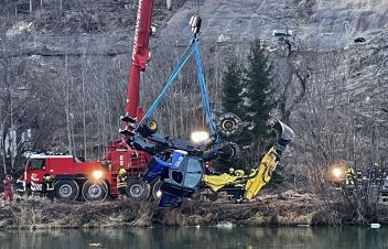 Mit Bagger in Fluss gestürzt