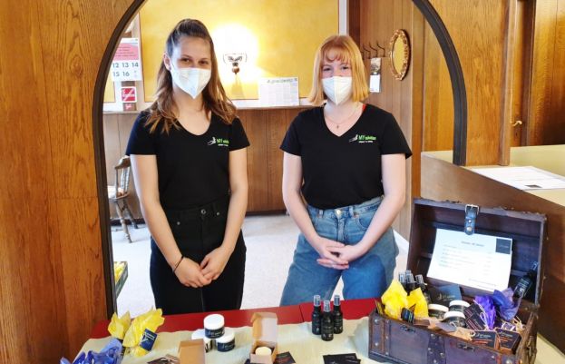 Verkaufsstand in Öblarn mit Julia Trafella und Jasmin Schiefer