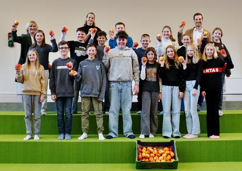 Die Schülerinnen und Schüler der Mittelschule Gröbming freuen sich über den Vitaminstoß.