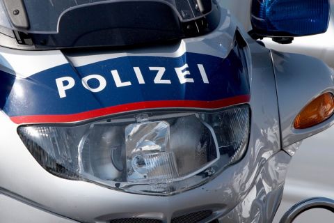 Mit Kleinbus auf A9 überschlagen