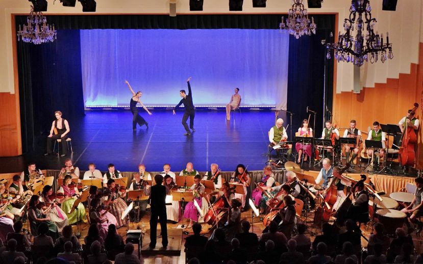 Vielfältig und künstlerisch hochwertig war die Performance der Tänzerinnen und Tänzer der Vereinigung Wiener Staatsopernballett im Kur- &amp; Congresshaus Bad Aussee.