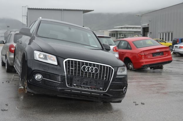 Dreiste Diebe bestehlen Autohaus.