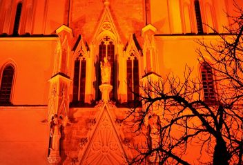 Benediktiner Stiftskirche leuchtet Blutrot