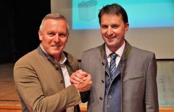 FPÖ-Landesparteiobmann Mario Kunasek gratuliert Bezirksparteiobmann Albert Royer zur Wiederwahl