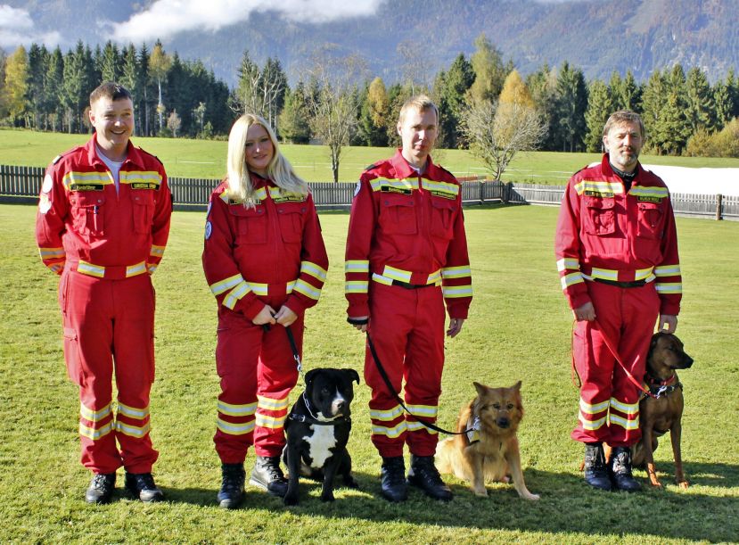 Staffelführer Christian Gruber mit den drei neuen Rettungshundeteams 