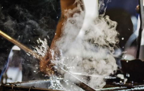 Zwei Arbeiter durch Dampf und Wasser verbrüht