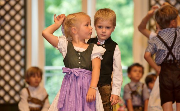 Für ihren Auftritt beim traditionellen Narzissenfest-Maitanz nehmen Kindergarten- und Volksschulkinder freiwillig Proben in Kauf. Ihr schönster Lohn sind Applaus und lobende Worte.
