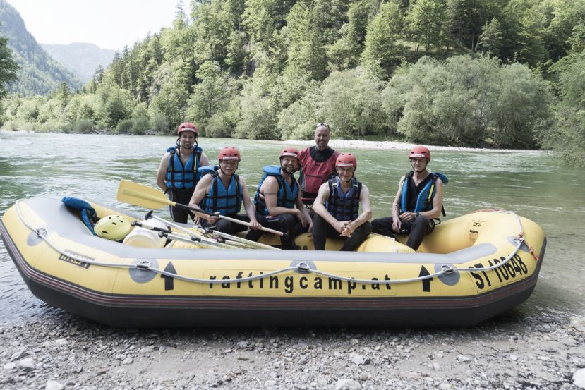 Erste offizielle GeoRaftingausfahrt im Rahmen des Projektes mit GeoRaftingguide Ulrich Schön (Mitte stehend) und Oliver Gulas, Projektmanager Natur- und Geopark Steirische Eisenwurzen sowie den Gästen (von links nach rechts): Herbert Traisch (GeoDorf Gams), Christian Scheucher (TVB Gesäuse), Bernhard Stejskal (Naturparke Steiermark) und Herbert Wölger (Nationalpark Gesäuse)