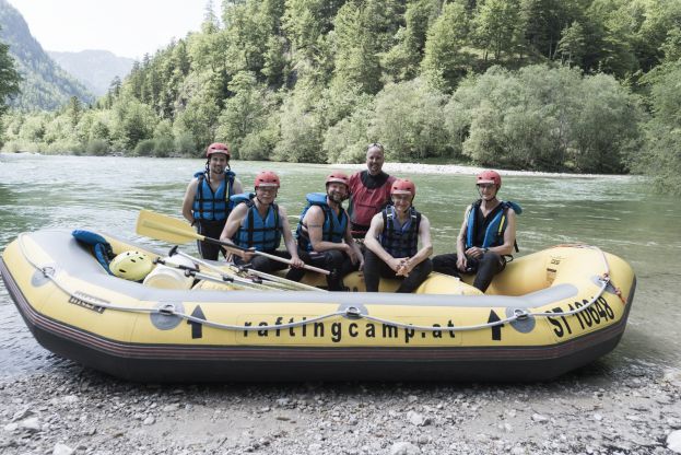 Erste offizielle GeoRaftingausfahrt im Rahmen des Projektes mit GeoRaftingguide Ulrich Schön (Mitte stehend) und Oliver Gulas, Projektmanager Natur- und Geopark Steirische Eisenwurzen sowie den Gästen (von links nach rechts): Herbert Traisch (GeoDorf Gams), Christian Scheucher (TVB Gesäuse), Bernhard Stejskal (Naturparke Steiermark) und Herbert Wölger (Nationalpark Gesäuse)