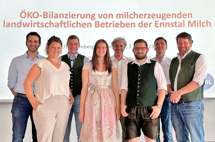 Gabriel Moosbrugger (Ennstal Milch), Nachhaltigkeitsbeauftragte Bettina Tatzreiter (Ennstal Milch), Projektbetreuer Thomas Demmerer, Projektleiterin Hannah Rass, GF Harald Steinlechner (Ennstal Milch), Projektleiter Mark Pretschuh, LGE Aufsichtsratvorsitzender Stellvertreter Peter Neuper und Hofberater Jörg Perner (Ennstal Milch)