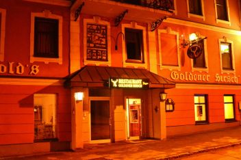 Der Goldene Hirsch spielt Golf