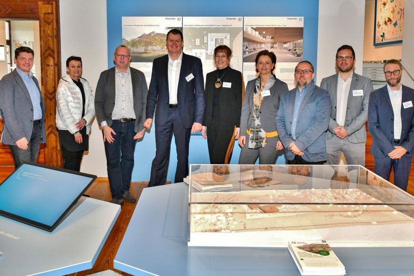 Roland Raninger (Bürgermeister Stainach-Pürgg), Katharina Krenn (Schloss Trautenfels), Michael Koren (Geschäftsführer des Gesundheitsfonds Steiermark), Ulf Drabek (Vorstand für Finanzen und Technik der KAGes), Silvia Zolda (Pflegedirektorin LKH Rottenmann-Bad Aussee), Adelheid Stiendl (Betriebsdirektorin LKH Rottenmann-Bad Aussee), Hannes Stickler (Betriebsdirektor Klinik Diakonissen Schladming), Martin Reif (Betriebsdirektor-Stv. Klinik Diakonissen Schladming), Gregor Gorkiewicz (Med Uni Graz)