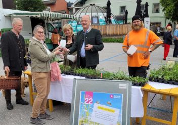 Bgm. Hermann Trinker und GR Claudia Gerhardter verschenken auch heuer Wildblumen.