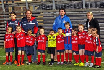 Philipp Wimmer (Trainer U8), Gerald Marl (Trainer U7), Obmann und Dressensponsor Christian Stöckl, Sandra Schmidbauer (Trainerin U7 &amp; U8) mit den neu ausgerüsteten Kids.