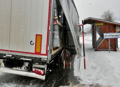 LKW geriet ins Schleudern