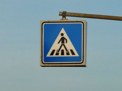 Frau auf Schutzweg angefahren