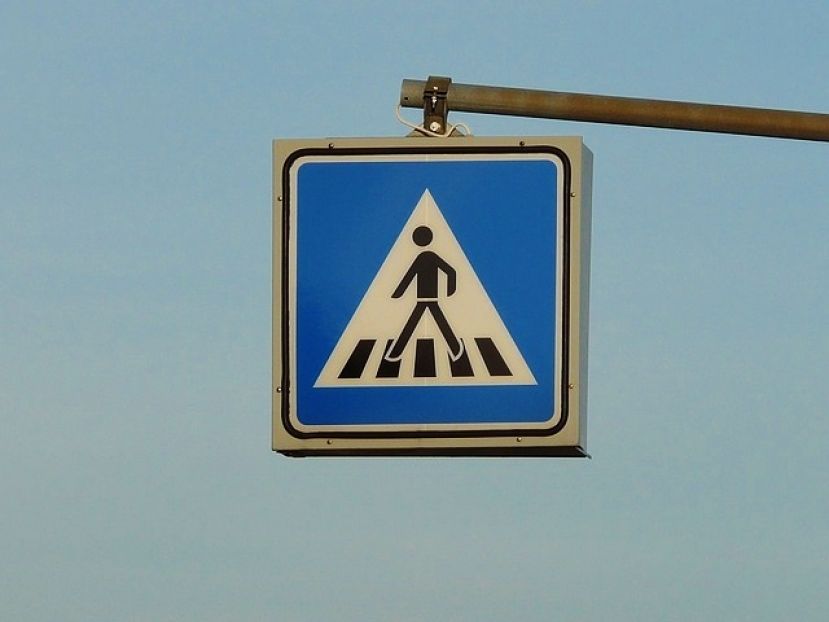 Frau auf Schutzweg angefahren