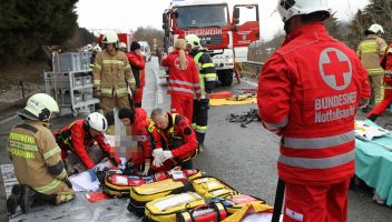 Eine Person starb bei Unfall auf der B 320