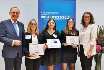 Bild: Vizepräsident Othmar Karas, Mag. Monika Lipp-Kraml, Hyrije Osaj, Julia Gaiswinkler und Bundesministerin Iris Rauskala