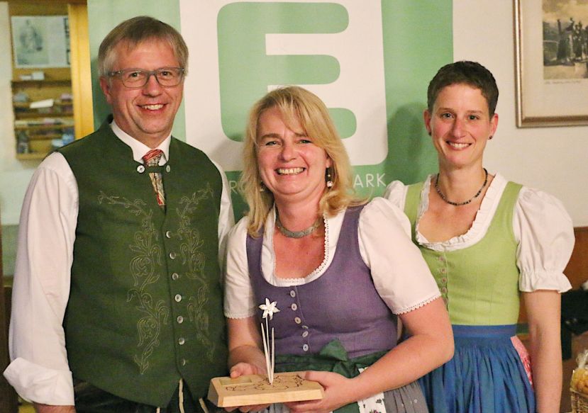 Zum ersten Mal wurde eine silberne Narzisse an die Grundbesitzerin Heidi Rastl (Mitte) überreicht, die sich besonders um Schutz und Erhalt ihrer Narzissenwiese annimmt. Zu den ersten Gratulanten gehörten Mag. Franziska Miller-Aichholz (r.), Obfrau Verein zum Schutz und Erhalt der Narzissenwiesen, sowie Narzissenfestobmann Ing. Rudolf Grill (l.).