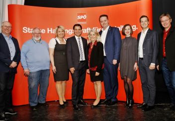 Rgf. Adrian Zauner, VBgm. Josef Mitterer, GRin Daniela Jamnig MSc MBA, LH-Stv. Mag. Michael Schickhofer, VBgm.in Roswitha Glashüttner, Vorsitzender BR. Mario Lindner, LAbg. Michaela Grubesa, VBgm. Thomas Reingruber und GR Hannes Ronner