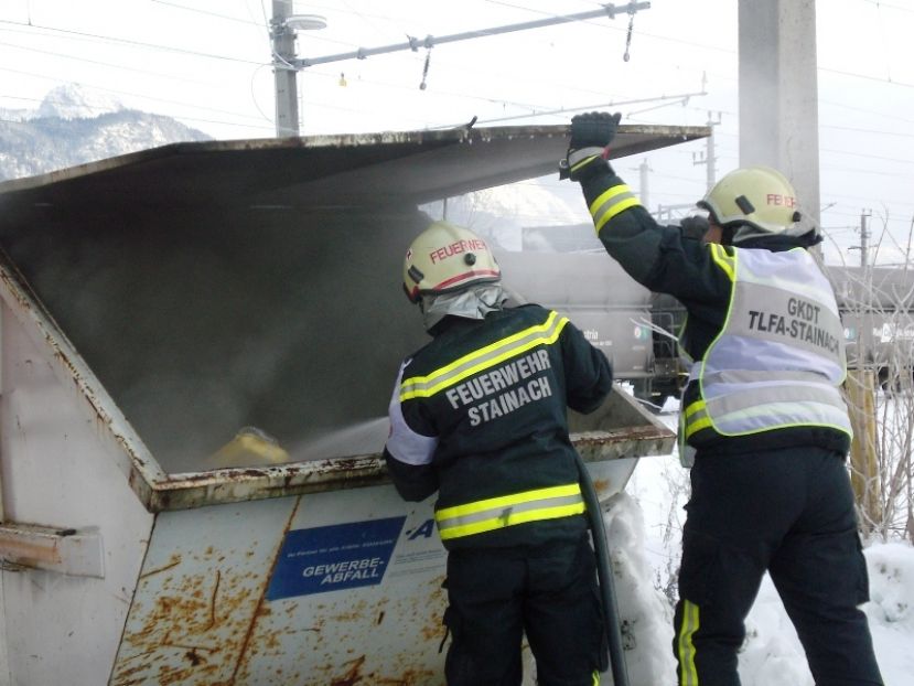 Containerbrand beim Bahnhof Stainach