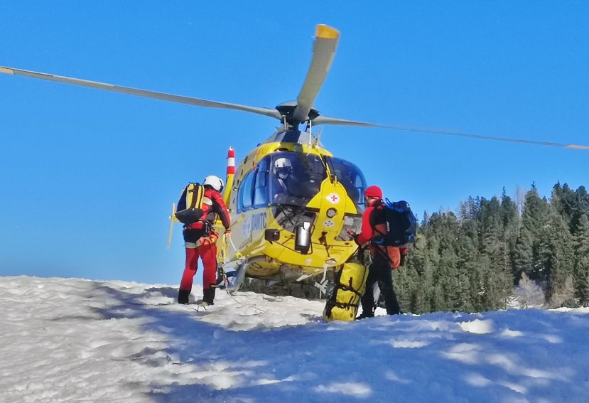 Die Bergrettung beim Abtransport mit Christoph C14