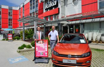 Der neue Filialleiter Christian Rischnig(kika) mit Vizebürgermeister Egon Gojer vom Autohaus Laimer