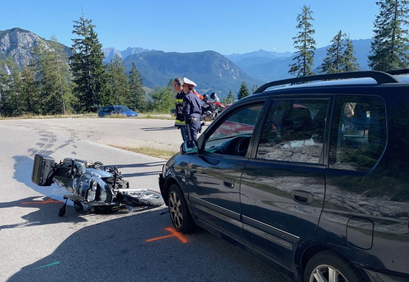 Motorrad prallte gegen Auto