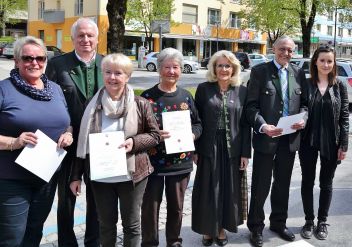 Geehrte langjährige Mitglieder der SPÖ v.l. Marlies Streit, Bgm. Rudi Hakel, VBgm.a.D. Heidi Köck, Grete Jokesch, VBgm. Roswitha Glashüttner, Hans Obergrabner und LAbg. Michaela Grubesa.