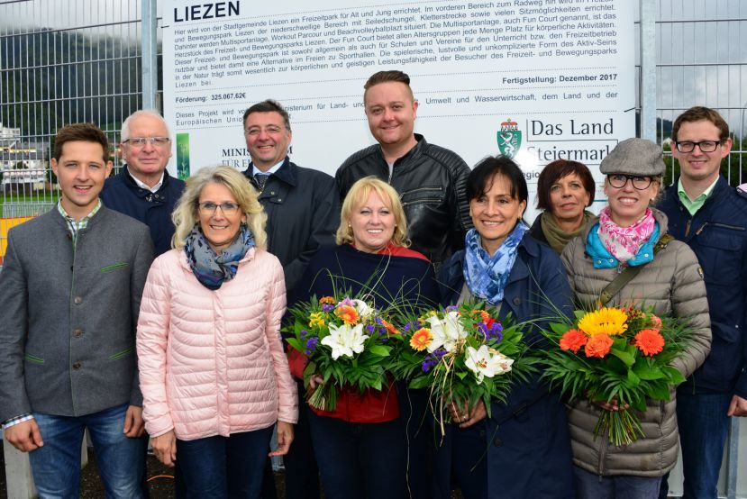 vorne von links: Jugendreferent Stefan Wasmer, Vizebürgermeisterin Roswitha Glashüttner, Helga Taschler, Anahi Sulzbacher, Rosa Sulzbacher 2 Reihe von link: Bürgermeister Rudi Hakel, Bundesminister Jörg Leichtfried, Bundesrat Mario Lindner, Sportreferentin Renate Kapferer, Finanzreferent Albert Krug.