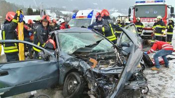 Frontalkollision fordert 3 Verletzte auf der B320