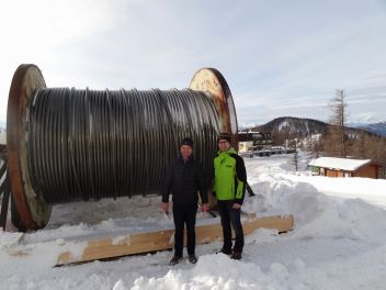 Karl Höflehner und Peter Weichbold vor der gigantischen Seilrolle